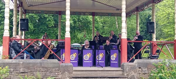 HOOTIN’ ANNIE ON THE BANDSTAND